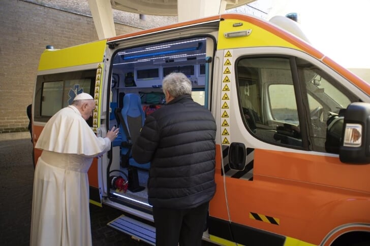 Cadeau van de paus: kardinaal rijdt ambulance van Vaticaan naar Oekraïne