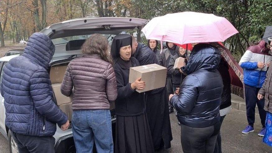 Oekraïense zuster brengt zelf hulpgoederen rond in oorlogsgebied